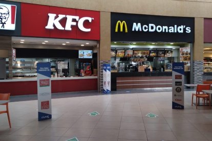 Los patios de comidas deben estar señalizados.