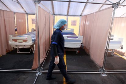 En el parqueadero del Hospital de la Policía se colocaron carpas para la atención primaria.
