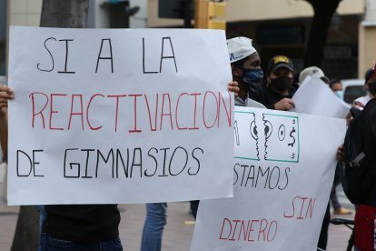 Algunos de quienes laboran en estas cadenas de negocios, no han recibido sus salarios estos meses.