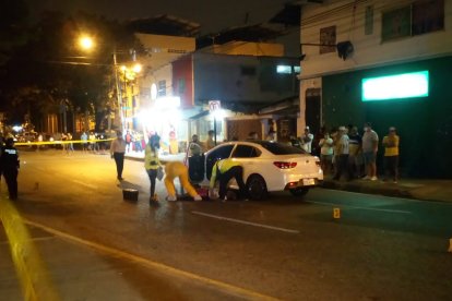 La víctima viajaba en un auto blanco. Policía acordonó la escena.