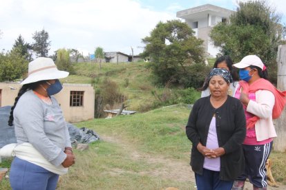 María Catagña (de negro) quería adoptarla sin importarle lo que dijeran sus parientes