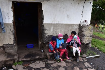 Blanca Quishpe junto a sus hijos en la comunidad de El Verde.