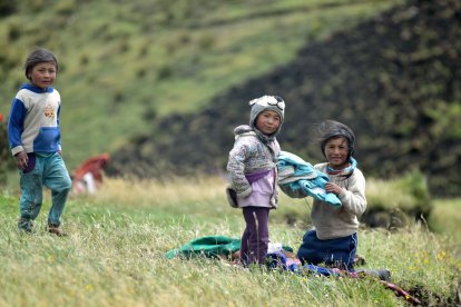 Tres niñas jugaban con una muñeca desmembrada en San José.