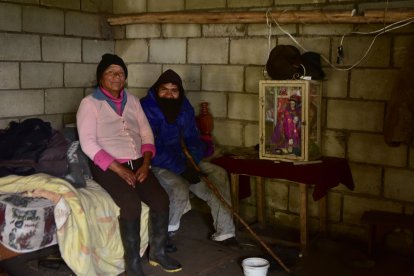 Carmen Iguago cuida a su hijo, quien padece una enfermedad.