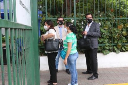 La madre de Salcedo (de pantalón negro) lo visitó en el hospital el pasado 17 de junio.