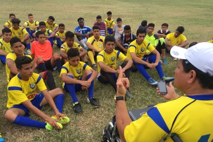 Trabajando con su escuela de fútbol Foot7 en Los Ríos.