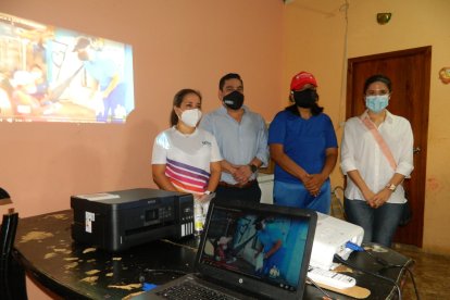 La educadora cuenta con seis computadores y un proyector para dar clases.
