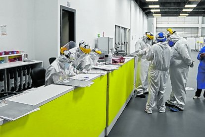 Adentro deben cumplir extremas medidas de bioseguridad.