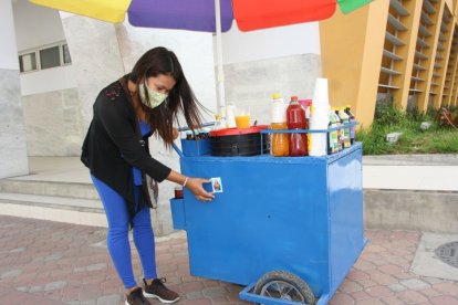Eyerlin Figueroa se encomendó para que nada malo le pase mientras sale a trabajar por las calles de Santa Elena.
