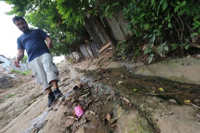Hay que ser un verdadero equilibrista para bajar y subir al asentamiento.