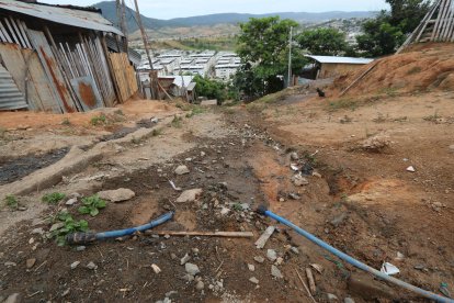 En el sitio se observa parte de la red de agua potable. El único servicio disponible.