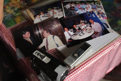 La filmadora, la grabadora y las fotos de su amado las guarda como un tesoro.