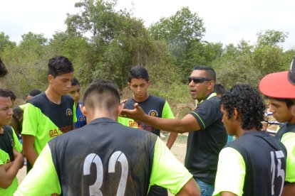 Matheus enseña fútbol a muchos chicos en su escuela Simón Matheus (parque Samanes) y Punto Gol (vía a la costa).