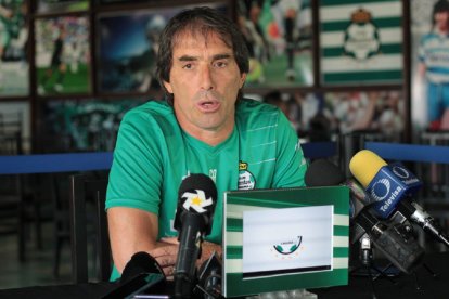 Guillermo Almada dirige al Santos de México.