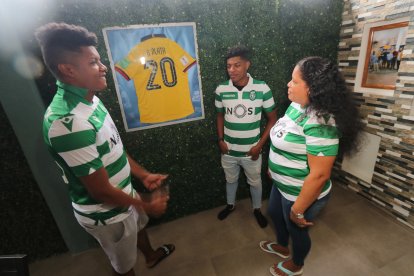 Mónica junto a sus hijos Michael y Tony Plata Jiménez. Falta Bryan, que está con Gonzalo en Portugal, y su hermana Niriam.