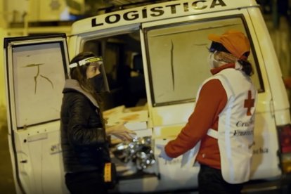 Alegría Vásconez durante la entrega de alimentos a las personas que viven en las calles por parte de los voluntarios de la Cruz Roja.