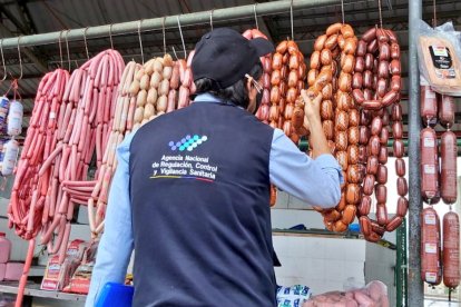 En el sitio, agentes de Arcsa confiscaron 52 kilos de embutidos.