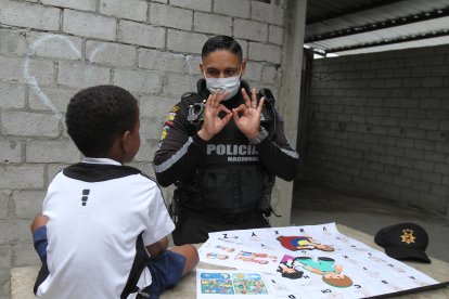 Como todo maestro, Ángel prepara con anticipación cada clase y material a utilizar.