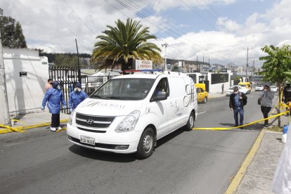 La presencia de carrozas fúnebres en las afueras de los centros hospitalarios de la capital se volvió frecuente en las últimas semanas.