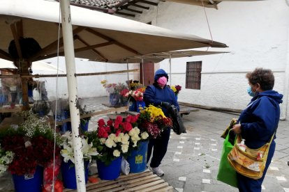 Con la reapertura de los puestos, la ciudadanía fue en busca de sus ramitos y flores.