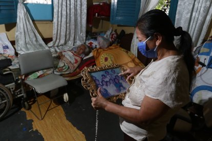 Cristina observa con tristeza una foto antigua donde sale junto a todos sus hermanos.