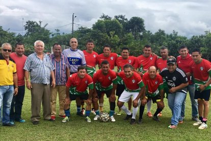 Dannes Coronel, junto a sus amigos en un partido de ex crack.