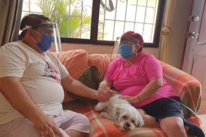 Iván Cortes cuida de su madre, Mariana Rocío Soria. Ella permanece conectada a un tanque de oxigeno.