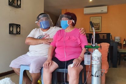 Mariana Soria vive conectada horas a un tanque de oxígeno.