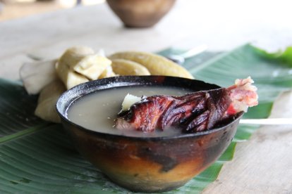 Para la preservación de los alimentos, acostumbran a ahumar la carne que cazan o pescan, con la que generan una variedad de recetas.