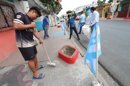 Dirigentes barriales en el suburbio siguen tomando medidas de contingencia y seguridad sanitaria ante el covid en sus comunidades
Los moradores de Oriente entre la 44 y la 45 participan en mingas y fumigaciones.