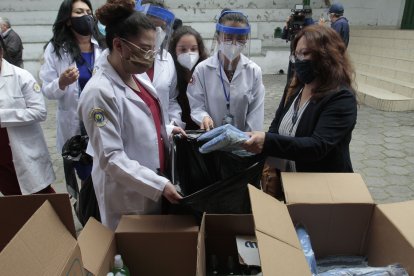Estudiantes de medicina recorrerán los 50 barrios de Quito atendiendo a pacientes sintomáticos.