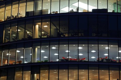 Dueños de edificios estarían perdiendo 'full' plata al no tener gente trabajando en cada metro cuadrado.