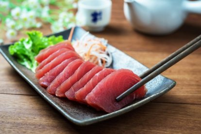 El sashimi es un plato japonés a base de pescado crudo.