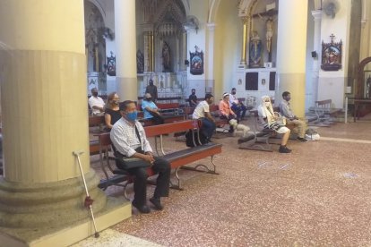 Los asistentes hicieron una oración para los enfermos de coronavirus.