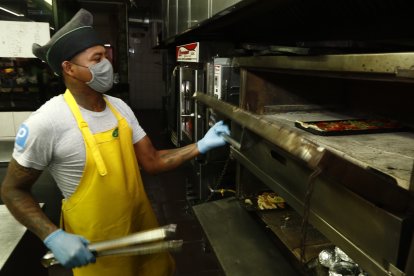 Randy también ayuda a sacar los panes o pizzas del horno. Él no le huye al 'camello'.
