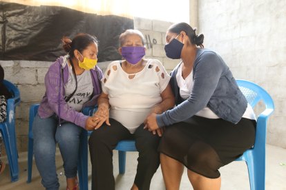 Omayra (izquierda) y su hermana Maritza consolaban a su madre durante el velorio