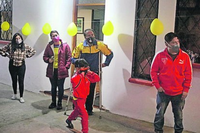 La familia del paciente lo recibió en el domicilio.