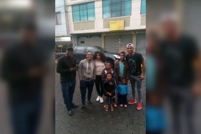 Fabricio Bagüí, Michael Chalá y Andrés Quiñónez, compañeros de Montaño en Olmedo, en las afueras del restaurante.