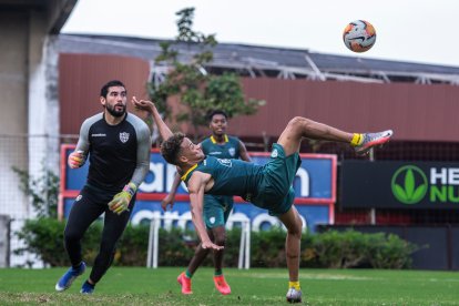 Cuatro meses después, regresó el fútbol a los entrenamientos del Barcelona. El COE Nacional dio la autorización.