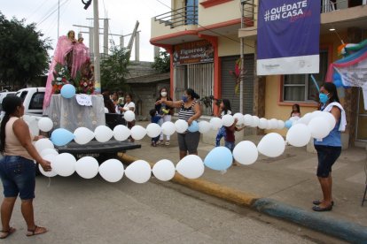 La imagen fue adornada con un rosario hecho con globos.