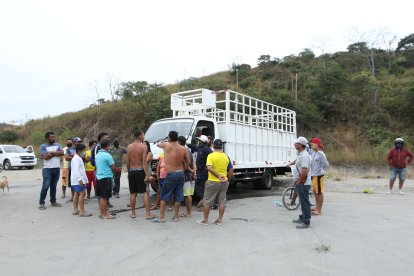 Este es el camión que cayó a la zanja. Su conductor está vivo.