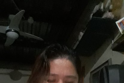 Angélica María Goya siempre juega concentrada. Ella aspira ganarse cualquiera de los víveres ofrecidos.