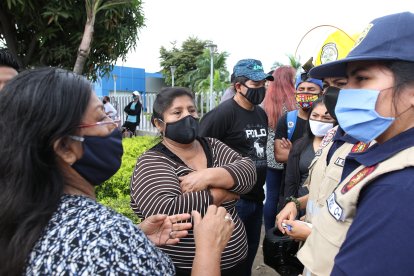 Las hermanas Carmen y María Ramírez Tomalá acudieron al Laboratorio de Criminalística para retirar el cuerpo de su mamá.
GERARDO MENOSCAL
Agencia (ag-expreso)
