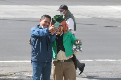 Algunas personas se acercan a tomarse fotografías con el duende.