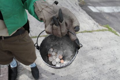 En una vieja olla recoge las moneditas que los transeúntes o conductores le dan. 





Agencia (ag-extra ag-expreso ag-quito)