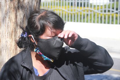 Aurora Simbaña espera afuera del hospital el cuerpo de su esposo.