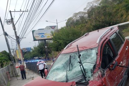 La parte delante del vehículo quedó destrozada.