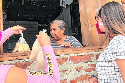Arroz o avena es lo que entregan a las familias que más lo necesitan.