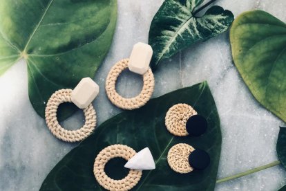 Los modelos incluyen un pedazo de tagua decorado, que sirve para sujetar el alambre que se ajusta en la oreja.