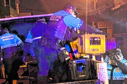 Agentes metropolitanos llevándose las jabas de cervezas de los eventos prohibidos.